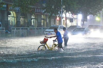 8月1日晚,郑州突降大暴雨,经开区经北五路上的积水已没过行人的小腿肚