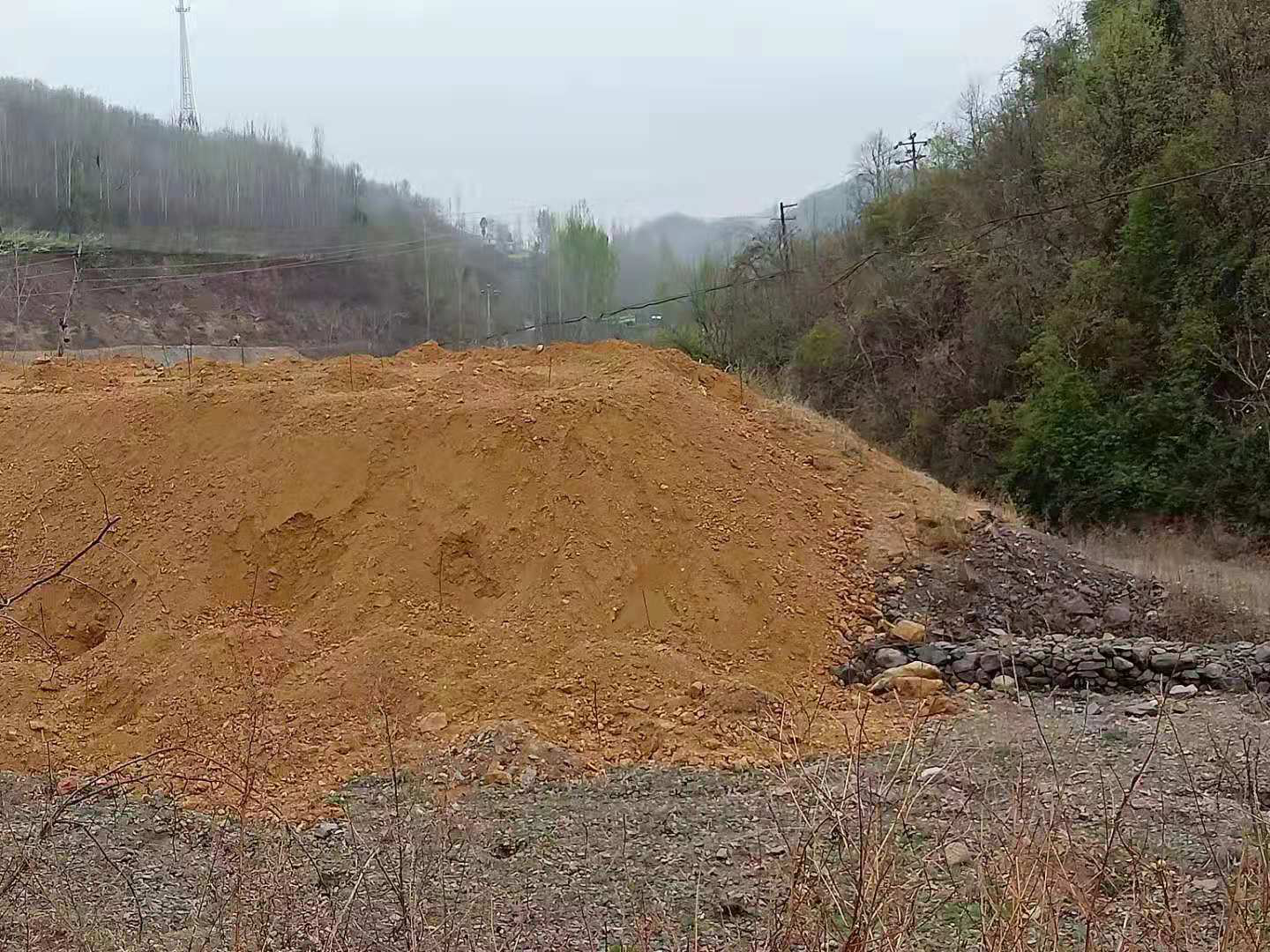 鲁山县一铅锌厂矿渣掩埋河道生态环境局督办多次无果