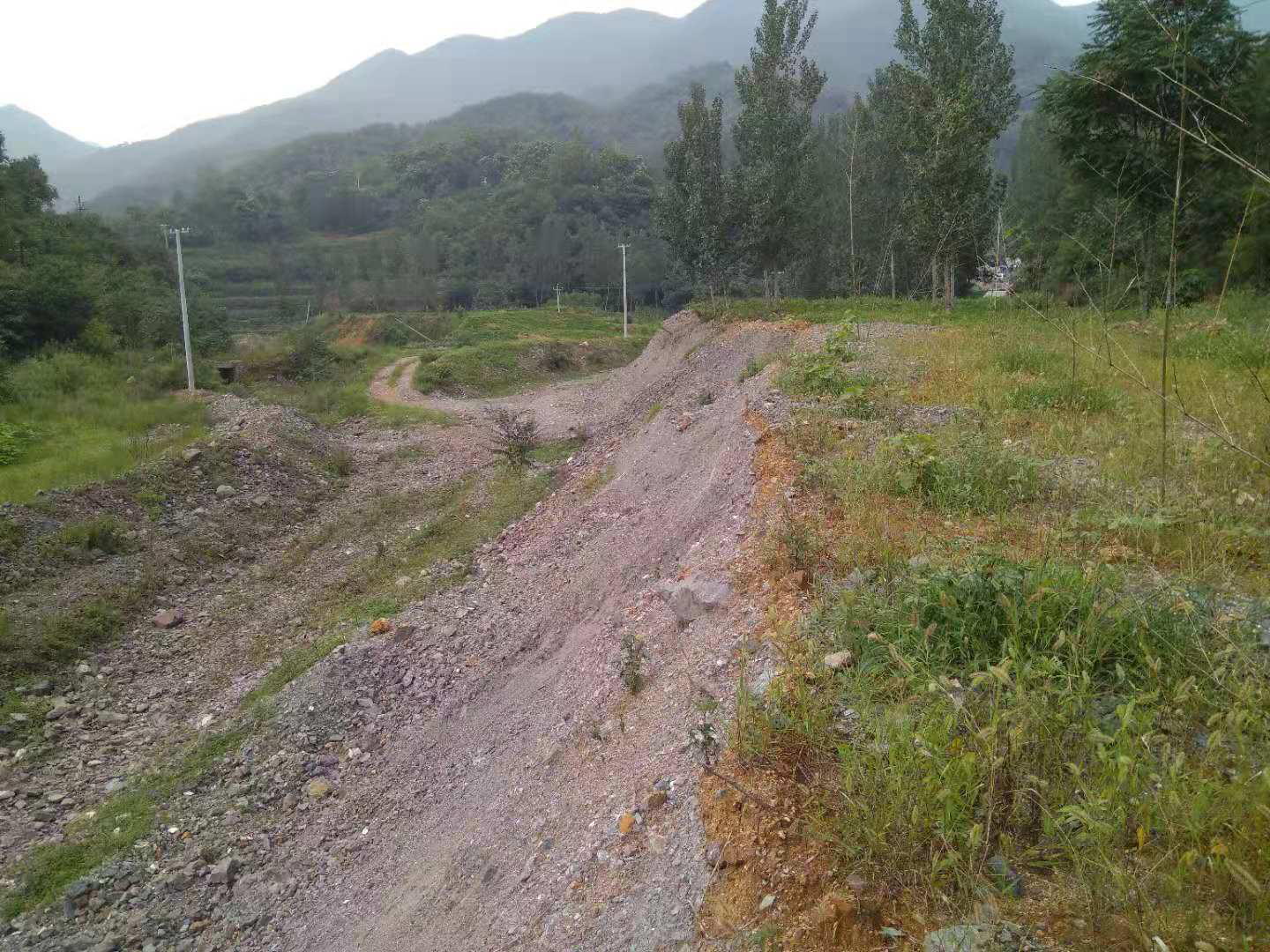 鲁山县一铅锌厂矿渣掩埋河道生态环境局督办多次无果