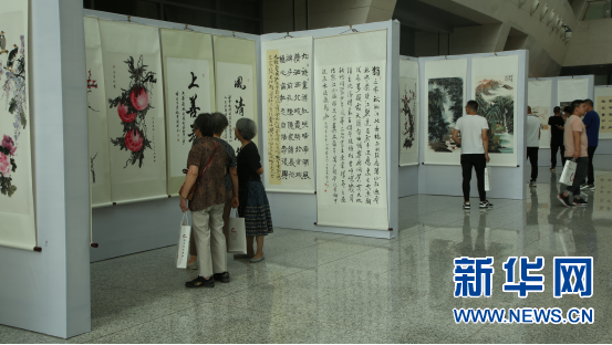 庆祝新中国成立70周年书画名家作品展亮相郑州图书馆