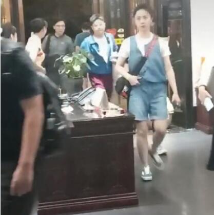 何炅黄磊夫妇约饭 孙莉素颜清纯看起来像二十几岁