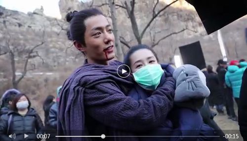 肖战搂李沁脖子显亲昵"妇女之友"不惧绯闻