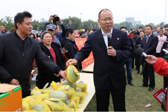 迎接国家扶贫日兰考县委书记为老百姓代言推介农特产品