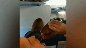 热点！波音737刚起飞引擎就故障 乘客大口喝威士忌压惊