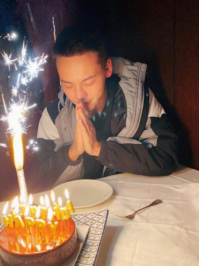 闭眼许愿超认真  11月21日是陈伟霆的34岁生日,他在绿洲上发文感谢