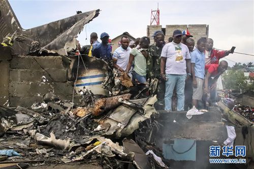 一架飞机刚果金坠毁现场发现23具遗体