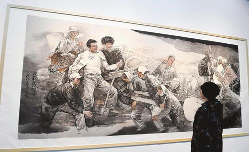 11月27日,观众在河南省美术馆欣赏弘扬焦裕禄精神美术作品巡展画作.