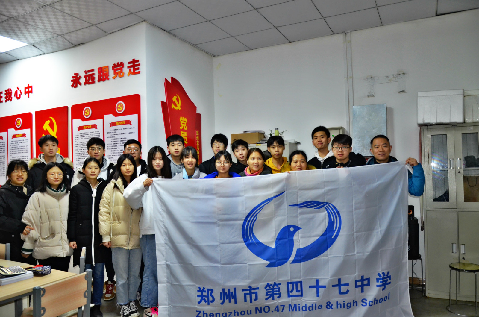 郑州47中国际班志愿者在”党员之家“学习_meitu_6.jpg