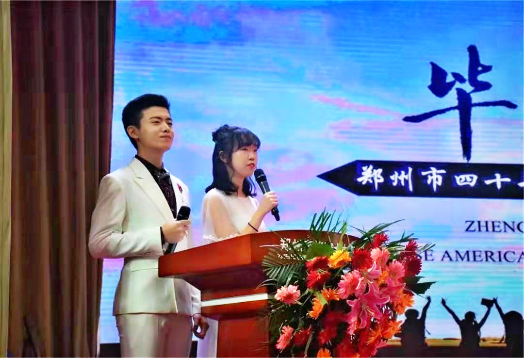 2020届中美班优秀学生刘晨语（右一）以流利英语主持毕业典礼_meitu_2.jpg