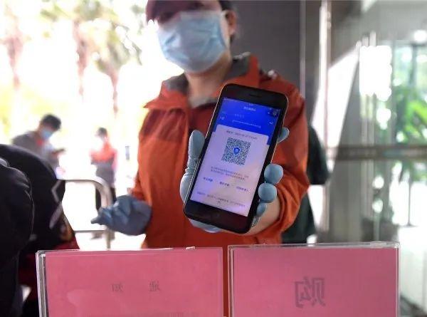 进超市前需向工作人员出示健康码刘斌摄