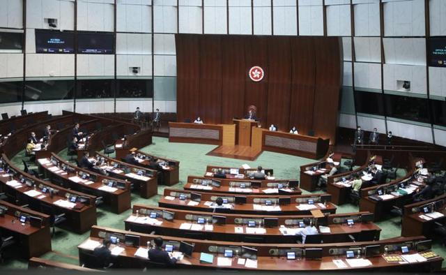 香港立法会通过国歌条例草案 反对派低俗手段未能阻挠