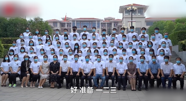 高三师生口罩版毕业照 难忘的经历 珍贵的回忆 高三加油!