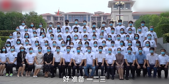 河南郑州1200名高三师生拍口罩版毕业照 特别的印记！