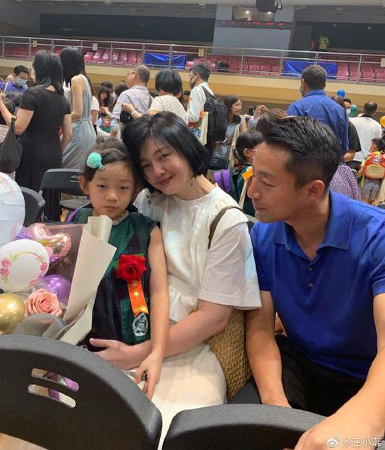 汪小菲夫妇参加女儿毕业礼 汪小菲晒照：漂亮宝贝，美妈妈还有傻爸爸