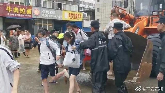 湖北黄梅近500名考生因暴雨被困 这辆特殊的车前来送考