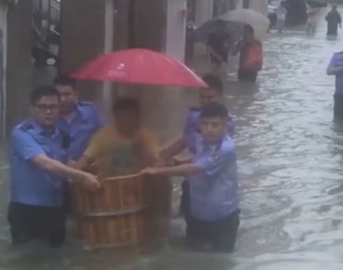 高考生坐澡盆被民警护送进考场！致敬警察叔叔