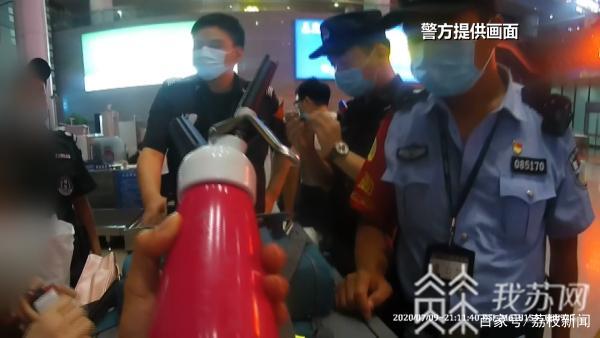 2名女生携带笑气在火车站被查警方提醒看到疑似毒品不要碰