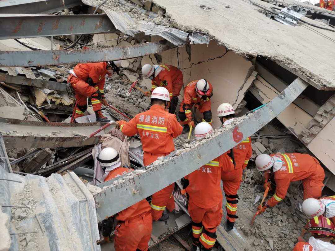黑龙江省齐齐哈尔市一中学体育馆楼顶坍塌10余人被困 8人已获救_凤凰网资讯_凤凰网