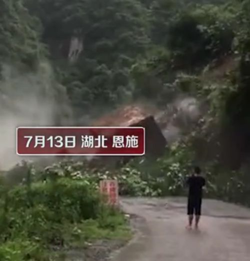 山体塌方巨石滚落男子淡定拍照 网友痛批其没有安全意识