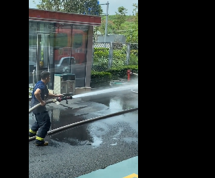 新手消防员分管供水车开心到飞起|可可爱爱!新手消防员分管供水车开心到飞起 蓝孩子的快乐就是这么简单