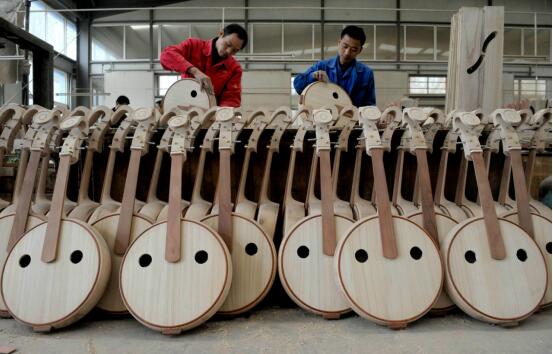 工人们正在制作乐器中共兰考县委宣传部供图