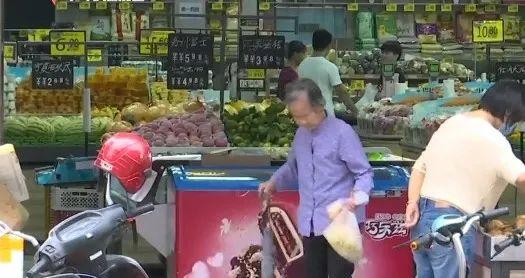 老人超市偷窃后被挂牌示众，店家回应！你怎么看
