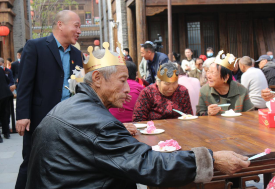 河南新密:260位70岁以上老人共享饺子宴_中国网