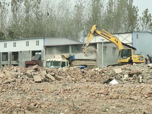 许昌远东股份一拆迁工地数万平方米建筑垃圾露天放置 村民称污染半个村庄