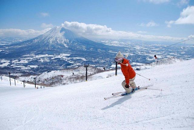 三门峡车站等地乘车到栾川县城,转乘旅游公交车到洛阳伏牛山滑雪场