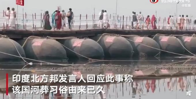 印度解释恒河现浮尸原因火葬费水涨船高与宗教信仰密不可分