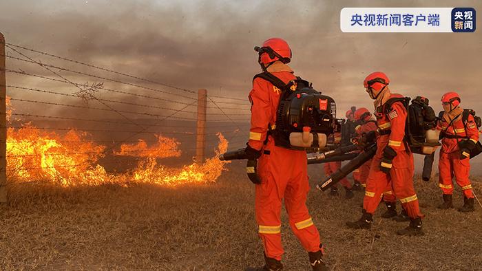 蒙古国草原入境火灾被成功堵截消防员们正看守清理火场