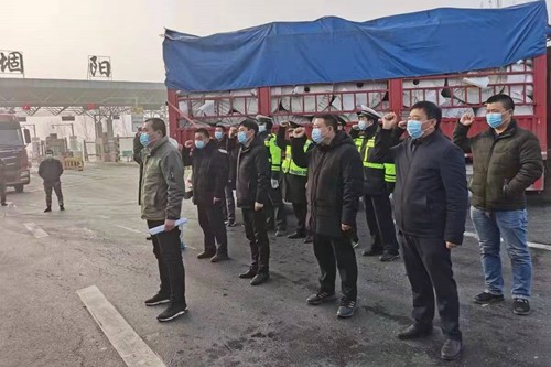 106国道省界健康服务点组织召开临时党支部党员大会,会上副书记李波