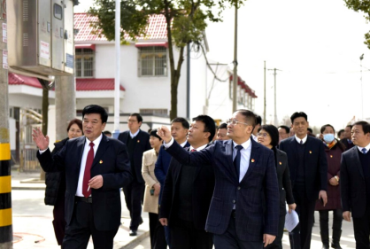 河南淅川县委常委会议开到了田间地头