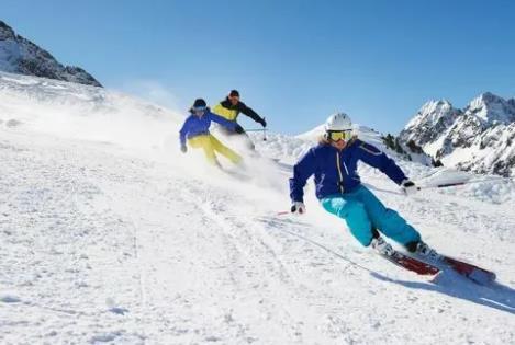 半岛综合体育冰雪运动仍是“奢侈品” 中国有哪些滑雪好去处？(图1)