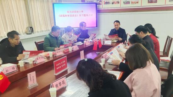 提高全员法治意识,全体教师将法律知识的学习作为业务学习的重要组成