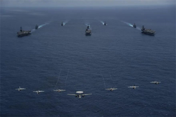 美军举行大规模军演三艘航母参与 美媒：是对我国的“正告”
