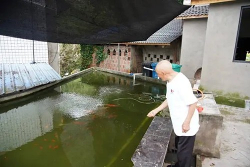 世界速读：101岁爷爷给55岁孙子雨中送伞走红 家人：他身体好得很，100岁时成功戒烟